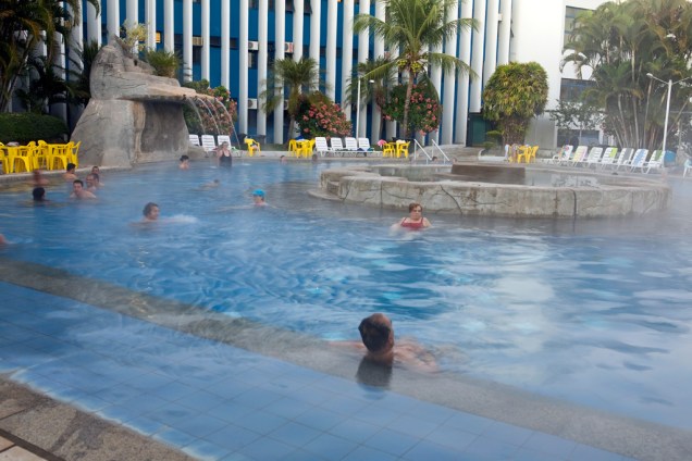O epicentro dos hotéis de <a href="https://viajeaqui.abril.com.br/cidades/br-go-caldas-novas" rel="Caldas Novas" target="_blank">Caldas Novas</a> são as piscinas de águas termais. Mesmo os flats contam pelo menos com uma piscina quente