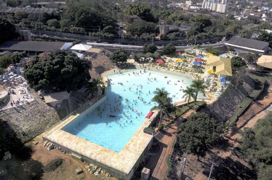 O <a href="http://viajeaqui.abril.com.br/estabelecimentos/br-go-caldas-novas-hospedagem-thermas-di-roma" rel="Thermas Di Roma" target="_blank">Thermas Di Roma</a> tem grande área de lazer, com piscinas termais, arvorismo e quadras