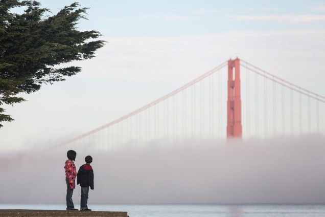 Imagem clássica de San Francisco: a Golden Gate Bridge e a névoa