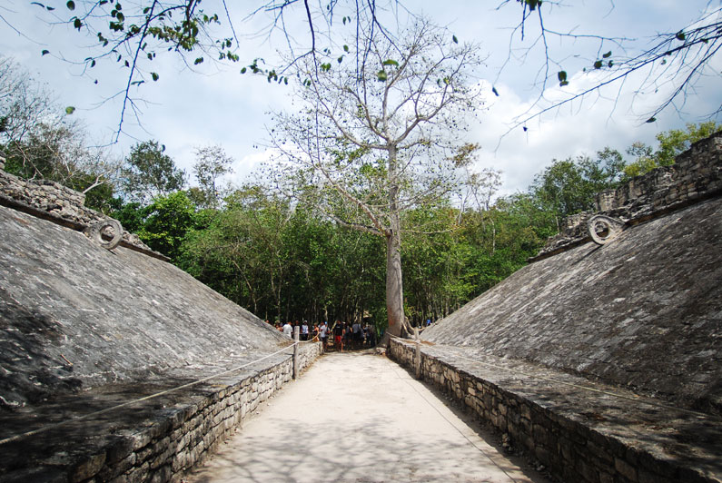 <strong>11. Cobá</strong>A 40 quilômetros de Tulum, Cobá é outro sítio arqueológico de destaque na Riviera Maia. Na foto, o campo onde era disputado o "jogo de pelota", o futebol maia, em que o objetivo era fazer com que uma bola produzida a partir do látex extraído das árvores passasse por dentro dos aros situados nas laterais <strong>11. Cobá</strong>A 40 quilômetros de Tulum, Cobá é outro sítio arqueológico de destaque na Riviera Maia. Na foto, o campo onde era disputado o "jogo de pelota", o futebol maia, em que o objetivo era fazer com que uma bola produzida a partir do látex extraído das árvores passasse por dentro dos aros situados nas laterais