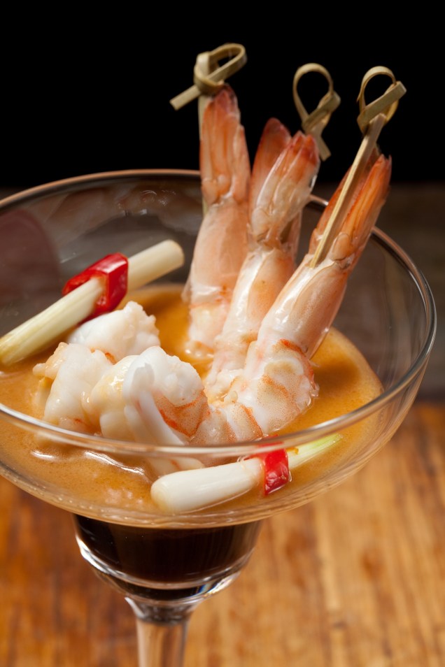 O menu exótico do restaurante inclui o coquetel de camarão estilo Nam Thai