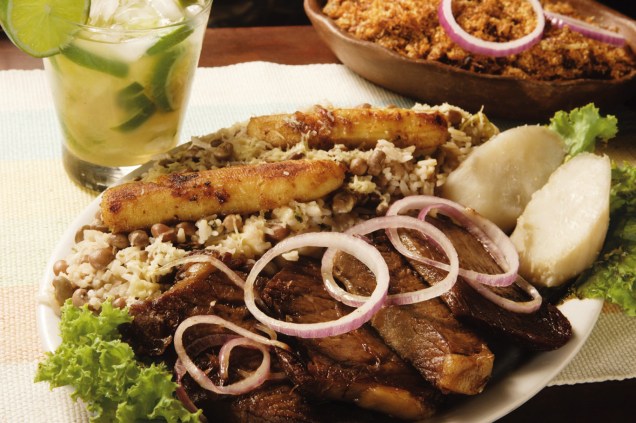 <a href="https://viajeaqui.abril.com.br/estabelecimentos/br-ce-fortaleza-restaurante-colher-de-pau" rel="Colher de Pau"><strong>Colher de Pau </strong></a>(em Varjota)<br /><br />A carne de sol com baião de dois é um dos pratos recomendados no restaurante regional Colher de Pau. Para quem prefere receitas litorâneas, a pedida é a peixada cearense. <a href="https://viajeaqui.abril.com.br/estabelecimentos/br-ce-fortaleza-restaurante-colher-de-pau" rel="Colher de Pau"><strong>Colher de Pau </strong></a>(em Varjota)<br /><br />A carne de sol com baião de dois é um dos pratos recomendados no restaurante regional Colher de Pau. Para quem prefere receitas litorâneas, a pedida é a peixada cearense.