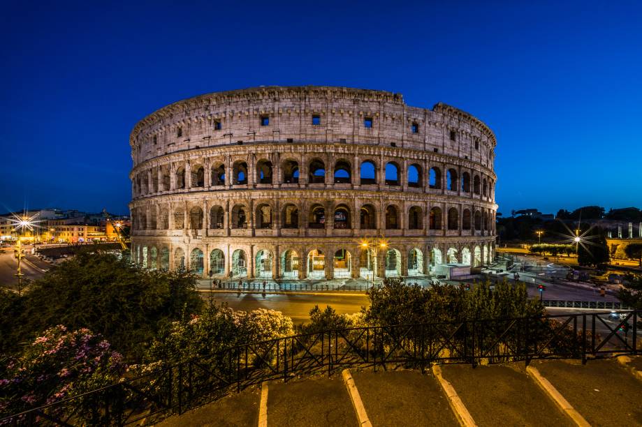 À noite, o <a href="http://viajeaqui.abril.com.br/estabelecimentos/italia-roma-atracao-coloseo-coliseu" rel="Coliseu" target="_blank">Coliseu</a> ganha iluminação especial; mas fique de olho nos horários de visitação: só são permitido entrar no anfiteatro romano durante o dia