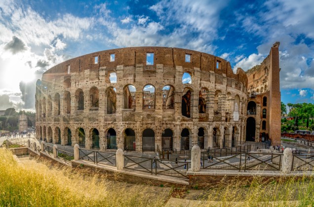 Um dos ícones arqueológicos – e turísticos – mais famosos do mundo, o Coliseu de <a href="https://viajeaqui.abril.com.br/cidades/italia-roma" rel="Roma" target="_blank">Roma</a>, o maior anfiteatro da cidade, começou a ser construído no ano 72 d. C., pelo imperador Vespasiano, para ser inaugurado oito anos mais tarde por seu filho Tito<strong>Leia mais —</strong> <a href="https://viajeaqui.abril.com.br/materias/esculturas-religiao-e-comidas-em-roma" rel="Ao Coliseu e além: um guia dos bairros mais descolados de Roma" target="_blank">Ao Coliseu e além: um guia dos bairros mais descolados de Roma</a>