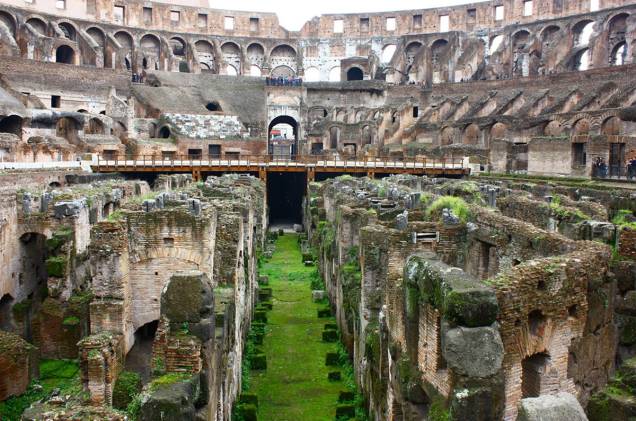Agora, pelos subterrâneos do Coliseu dá pra fazer o caminho dos gladiadores...