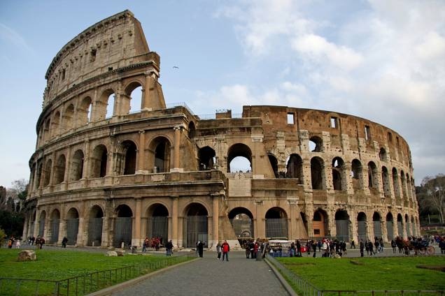 Vista geral da fachada do Coliseu, que recebe turistas ávidos por conhecer um dos principais monumentos que relembram a época de esplendor do Império Romano