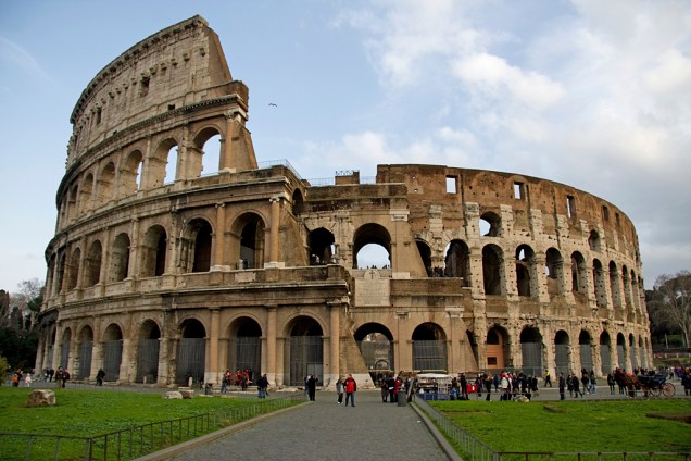 <strong>1. Coliseu: </strong>Um dos monumentos símbolos de Roma, o <a href="https://viajeaqui.abril.com.br/estabelecimentos/italia-roma-atracao-coloseo-coliseu" target="_self">Coliseu </a>foi construído no ano de 72 d.C pelo imperador Vespasiano