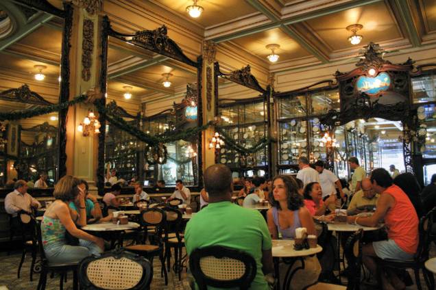 No salão de 1894, o Café Pelé é vendido espresso ou extraído em coador de pano. Também pode ser provado como milk-shake, batido com sorvete de baunilha e servido no copo com calda de chocolate. Na filial do Forte de Copacabana, o cafezinho é acompanhado da estonteante vista da orla. R. Gonçalves Dias, 32 (Centro), 21/2505-1500, www.confeitariacolombo.com.br No salão de 1894, o Café Pelé é vendido espresso ou extraído em coador de pano. Também pode ser provado como milk-shake, batido com sorvete de baunilha e servido no copo com calda de chocolate. Na filial do Forte de Copacabana, o cafezinho é acompanhado da estonteante vista da orla. R. Gonçalves Dias, 32 (Centro), 21/2505-1500, www.confeitariacolombo.com.br
