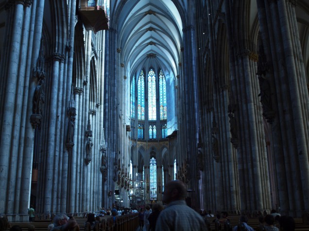 Iniciada no ano de 1248, muitos dos aspectos da atual catedral datam de períodos posteriores. Duas exceções são o coro e a nave (foto)