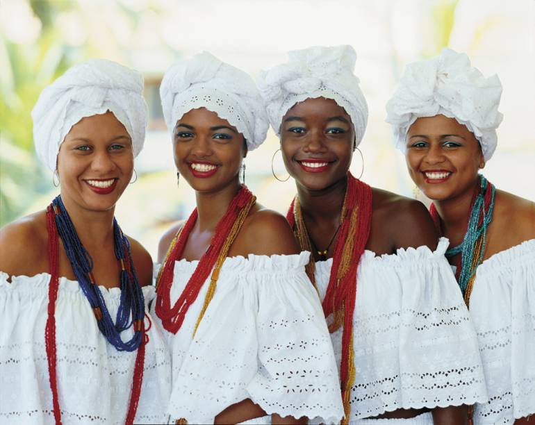 Recepcionistas do Hotel Transamérica Ilha de Comandatuba (Bahia), vestidas com traje típico