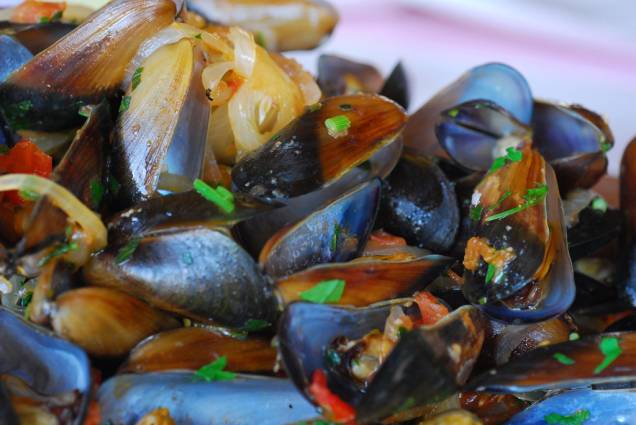 <strong>Marisco lambe-lambe</strong> A farta porção dos pequenos moluscos, cozidos em molho à base de vinho branco, tomate, alho, cebola e azeite, tornou-se um delicioso motivo de parada na matriz do restaurante <a href="https://viajeaqui.abril.com.br/estabelecimentos/br-sp-bertioga-restaurante-dalmo-barbaro" target="_blank" rel="noopener">Dalmo Bárbaro</a>, na Baixada Santista, em São Paulo. Para muitos habitués, o prato, servido desde 1963, faz parte das memórias de infância. Com o tempo, a fama da receita passou a ser disputada por outras casas da região, como o Joca, que chega a vender 1 tonelada de marisco em um fim de semana. <strong>Quem prepara:</strong> <a href="https://www.dalmobarbaro.com.br/" target="_blank" rel="noopener">Dalmo Bárbaro</a> e <a href="https://www.jocarestaurante.com.br/" target="_blank" rel="noopener">Restaurante do Joca</a>, no <a href="https://viajeaqui.abril.com.br/cidades/br-sp-guaruja" target="_blank" rel="noopener">Guarujá (SP)</a> <strong>Marisco lambe-lambe</strong> A farta porção dos pequenos moluscos, cozidos em molho à base de vinho branco, tomate, alho, cebola e azeite, tornou-se um delicioso motivo de parada na matriz do restaurante <a href="https://viajeaqui.abril.com.br/estabelecimentos/br-sp-bertioga-restaurante-dalmo-barbaro" target="_blank" rel="noopener">Dalmo Bárbaro</a>, na Baixada Santista, em São Paulo. Para muitos habitués, o prato, servido desde 1963, faz parte das memórias de infância. Com o tempo, a fama da receita passou a ser disputada por outras casas da região, como o Joca, que chega a vender 1 tonelada de marisco em um fim de semana. <strong>Quem prepara:</strong> <a href="https://www.dalmobarbaro.com.br/" target="_blank" rel="noopener">Dalmo Bárbaro</a> e <a href="https://www.jocarestaurante.com.br/" target="_blank" rel="noopener">Restaurante do Joca</a>, no <a href="https://viajeaqui.abril.com.br/cidades/br-sp-guaruja" target="_blank" rel="noopener">Guarujá (SP)</a>