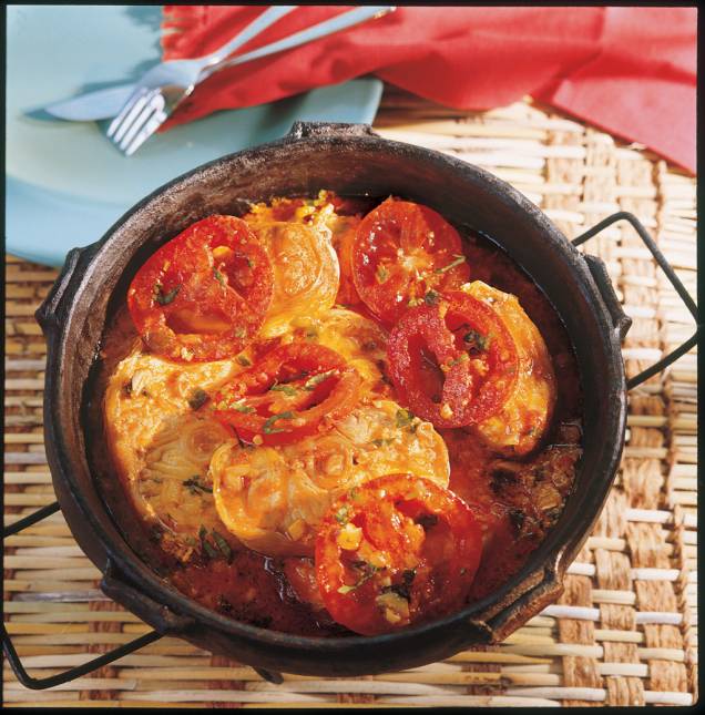 <strong>Moqueca capixaba</strong> Carro-chefe da maioria dos restaurantes da costa do <a href="https://viajeaqui.abril.com.br/estados/br-espirito-santo" target="_blank" rel="noopener">Espírito Santo</a>, a moqueca capixaba é feita na tradicional panela de barro - comprada, de preferência, na <a href="https://viajeaqui.abril.com.br/estabelecimentos/br-es-vitoria-atracao-compras-panelas-de-barro" target="_blank" rel="noopener">Associação das Paneleiras de Goiabeiras</a>, em <a href="https://viajeaqui.abril.com.br/cidades/br-es-vitoria" target="_blank" rel="noopener">Vitória</a>. Nela, cozinha-se um bom filé de peixe em molho à base de tomate, coentro, cebola, cebolinha, azeite e urucum. Em muitos locais, camarões e outros frutos do mar também entram no preparo. Levado à mesa na panela fumegante, o prato é acompanhado de pirão, moqueca de banana e arroz. <strong>Quem prepara:</strong> <a href="https://www.papaguth.com.br/" target="_blank" rel="noopener">Papaguth</a>, <a href="https://www.piraovitoria.com.br/" target="_blank" rel="noopener">Pirão</a> e <a href="https://www.facebook.com/restaurantesaopedro1952/" target="_blank" rel="noopener">São Pedro</a>, em <a href="https://viajeaqui.abril.com.br/cidades/br-es-vitoria" target="_blank" rel="noopener">Vitória (ES)</a>; <a href="https://www.facebook.com/restaurantesperamare/" target="_blank" rel="noopener">Espera Maré</a> e <a href="https://www.facebook.com/timoneirorestaurantees/" target="_blank" rel="noopener">Timoneiro</a>, em <a href="https://viajeaqui.abril.com.br/cidades/br-es-vila-velha" target="_blank" rel="noopener">Vila Velha (ES)</a> <strong>Moqueca capixaba</strong> Carro-chefe da maioria dos restaurantes da costa do <a href="https://viajeaqui.abril.com.br/estados/br-espirito-santo" target="_blank" rel="noopener">Espírito Santo</a>, a moqueca capixaba é feita na tradicional panela de barro - comprada, de preferência, na <a href="https://viajeaqui.abril.com.br/estabelecimentos/br-es-vitoria-atracao-compras-panelas-de-barro" target="_blank" rel="noopener">Associação das Paneleiras de Goiabeiras</a>, em <a href="https://viajeaqui.abril.com.br/cidades/br-es-vitoria" target="_blank" rel="noopener">Vitória</a>. Nela, cozinha-se um bom filé de peixe em molho à base de tomate, coentro, cebola, cebolinha, azeite e urucum. Em muitos locais, camarões e outros frutos do mar também entram no preparo. Levado à mesa na panela fumegante, o prato é acompanhado de pirão, moqueca de banana e arroz. <strong>Quem prepara:</strong> <a href="https://www.papaguth.com.br/" target="_blank" rel="noopener">Papaguth</a>, <a href="https://www.piraovitoria.com.br/" target="_blank" rel="noopener">Pirão</a> e <a href="https://www.facebook.com/restaurantesaopedro1952/" target="_blank" rel="noopener">São Pedro</a>, em <a href="https://viajeaqui.abril.com.br/cidades/br-es-vitoria" target="_blank" rel="noopener">Vitória (ES)</a>; <a href="https://www.facebook.com/restaurantesperamare/" target="_blank" rel="noopener">Espera Maré</a> e <a href="https://www.facebook.com/timoneirorestaurantees/" target="_blank" rel="noopener">Timoneiro</a>, em <a href="https://viajeaqui.abril.com.br/cidades/br-es-vila-velha" target="_blank" rel="noopener">Vila Velha (ES)</a>