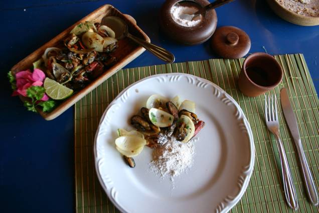 <strong>Cozinha açoriana</strong> Enraizada em <a href="https://viajeaqui.abril.com.br/estados/br-santa-catarina" target="_blank" rel="noopener">Santa Catarina</a>, a cozinha açoriana ganhou novas feições em 1777, quando os espanhóis invadiram <a href="https://viajeaqui.abril.com.br/cidades/br-sc-florianopolis" target="_blank" rel="noopener">Florianópolis</a> e forçaram os imigrantes a fugir para outros pontos do litoral. Na Baía de Itapocorói, atual <a href="https://viajeaqui.abril.com.br/cidades/br-sc-penha" target="_blank" rel="noopener">Penha</a>, o contato com os índios ampliou o alcance dessa culinária, baseada em peixes, frutos do mar e temperos como pimenta e coentro. A farinha de mandioca, tão indígena, foi parar no pirão. A tradição reza que as postas de peixe devem ser servidas em um recipiente de barro, de boca larga, chamado alguidar. <strong>Quem prepara:</strong> <a href="https://viajeaqui.abril.com.br/estabelecimentos/br-sc-penha-restaurante-pirao-dagua" target="_blank" rel="noopener">Pirão DÁgua</a>, em <a href="https://viajeaqui.abril.com.br/cidades/br-sc-penha" target="_blank" rel="noopener">Penha (SC)</a> <strong>Cozinha açoriana</strong> Enraizada em <a href="https://viajeaqui.abril.com.br/estados/br-santa-catarina" target="_blank" rel="noopener">Santa Catarina</a>, a cozinha açoriana ganhou novas feições em 1777, quando os espanhóis invadiram <a href="https://viajeaqui.abril.com.br/cidades/br-sc-florianopolis" target="_blank" rel="noopener">Florianópolis</a> e forçaram os imigrantes a fugir para outros pontos do litoral. Na Baía de Itapocorói, atual <a href="https://viajeaqui.abril.com.br/cidades/br-sc-penha" target="_blank" rel="noopener">Penha</a>, o contato com os índios ampliou o alcance dessa culinária, baseada em peixes, frutos do mar e temperos como pimenta e coentro. A farinha de mandioca, tão indígena, foi parar no pirão. A tradição reza que as postas de peixe devem ser servidas em um recipiente de barro, de boca larga, chamado alguidar. <strong>Quem prepara:</strong> <a href="https://viajeaqui.abril.com.br/estabelecimentos/br-sc-penha-restaurante-pirao-dagua" target="_blank" rel="noopener">Pirão DÁgua</a>, em <a href="https://viajeaqui.abril.com.br/cidades/br-sc-penha" target="_blank" rel="noopener">Penha (SC)</a>