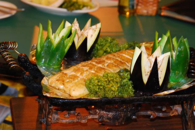 <strong>Peixes do Pantanal</strong> De carne consistente, o pintado pode ser saboreado grelhado, à urucum (com creme de leite, leite de coco, molho de tomate e mussarela), ensopado com mandioca, no prato conhecido como mojica de pintado. Já o dourado solta as espinhas se for assado lentamente. Do pacu se comem as longas costelas fritas (ventrechas). E a piraputanga é assada na brasa e servida sem espinhas. <strong>Quem prepara:</strong> <a href="https://www.facebook.com/pages/category/Beer-Garden/Kaskata-Flutuante-206934536431530/" target="_blank" rel="noopener">Kaskata Flutuante</a> e <a href="https://www.facebook.com/beirariochoperia/" target="_blank" rel="noopener">Chopperia Beira-Rio</a>, em <a href="https://viajeaqui.abril.com.br/cidades/br-mt-caceres" target="_blank" rel="noopener">Cáceres (MT)</a> e <a href="https://www.facebook.com/restauranteamarelinhoms/" target="_blank" rel="noopener">Amarelinho</a> e <a href="https://www.facebook.com/ocasaraoaquidauana/" target="_blank" rel="noopener">O Casarão</a>, em <a href="https://viajeaqui.abril.com.br/cidades/br-ms-aquidauana" target="_blank" rel="noopener">Aquidauana (MS)</a>. <strong>Peixes do Pantanal</strong> De carne consistente, o pintado pode ser saboreado grelhado, à urucum (com creme de leite, leite de coco, molho de tomate e mussarela), ensopado com mandioca, no prato conhecido como mojica de pintado. Já o dourado solta as espinhas se for assado lentamente. Do pacu se comem as longas costelas fritas (ventrechas). E a piraputanga é assada na brasa e servida sem espinhas. <strong>Quem prepara:</strong> <a href="https://www.facebook.com/pages/category/Beer-Garden/Kaskata-Flutuante-206934536431530/" target="_blank" rel="noopener">Kaskata Flutuante</a> e <a href="https://www.facebook.com/beirariochoperia/" target="_blank" rel="noopener">Chopperia Beira-Rio</a>, em <a href="https://viajeaqui.abril.com.br/cidades/br-mt-caceres" target="_blank" rel="noopener">Cáceres (MT)</a> e <a href="https://www.facebook.com/restauranteamarelinhoms/" target="_blank" rel="noopener">Amarelinho</a> e <a href="https://www.facebook.com/ocasaraoaquidauana/" target="_blank" rel="noopener">O Casarão</a>, em <a href="https://viajeaqui.abril.com.br/cidades/br-ms-aquidauana" target="_blank" rel="noopener">Aquidauana (MS)</a>.