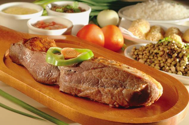 <strong>Carne de sol</strong> Um banquete de carne de sol inclui sempre feijão-verde, macaxeira, farofa d'água, pirão de leite e vinagrete. Mas não se deixe enganar pelo nome do ingrediente principal: a carne salgada descansa previamente na geladeira ou em câmara fria, e não no sol, que a deixaria mais dura e desidratada, originando a famosa carne-seca. Extraída de coxão mole ou duro, a peça é assada na grelha ou frita na manteiga de garrafa. <strong>Quem prepara:</strong> <a href="https://www.cabanadosol.com.br/content/home/" target="_blank" rel="noopener">Cabana do Sol</a>, em <a href="https://viajeaqui.abril.com.br/cidades/br-ma-sao-luis" target="_blank" rel="noopener">São Luís (MA)</a> <strong>Carne de sol</strong> Um banquete de carne de sol inclui sempre feijão-verde, macaxeira, farofa d'água, pirão de leite e vinagrete. Mas não se deixe enganar pelo nome do ingrediente principal: a carne salgada descansa previamente na geladeira ou em câmara fria, e não no sol, que a deixaria mais dura e desidratada, originando a famosa carne-seca. Extraída de coxão mole ou duro, a peça é assada na grelha ou frita na manteiga de garrafa. <strong>Quem prepara:</strong> <a href="https://www.cabanadosol.com.br/content/home/" target="_blank" rel="noopener">Cabana do Sol</a>, em <a href="https://viajeaqui.abril.com.br/cidades/br-ma-sao-luis" target="_blank" rel="noopener">São Luís (MA)</a>