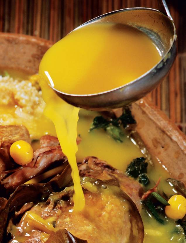 <strong>Tucupi</strong> Principal ingrediente da cozinha do <a href="https://viajeaqui.abril.com.br/estados/br-para" target="_blank" rel="noopener">Pará</a>, o tucupi é extraído do suco da raiz da mandioca-brava, que precisa ser fervido demoradamente para perder o venenoso ácido cianídrico. No último estágio adicionam-se chicória, alfavaca e sal. É no equilíbrio entre esses temperos e o tempo de fervura que se obtém o líquido fundamental na receita do pato no tucupi. No tacacá, um caldo inspirado na culinária indígena, o tucupi dá um toque na combinação entre goma de mandioca, camarão seco, pimenta-de-cheiro e jambu <strong>Quem prepara:</strong> <a href="https://www.laemcasa.com/" target="_blank" rel="noopener">Lá em Casa</a>, <a href="https://www.facebook.com/RemansoDoBosque/" target="_blank" rel="noopener">Remanso do Bosque</a> e <a href="https://www.facebook.com/pages/Restaurante-na-Telha/208129282551390" target="_blank" rel="noopener">Na Telha</a>, em <a href="https://viajeaqui.abril.com.br/cidades/br-pa-belem" target="_blank" rel="noopener">Belém (PA)</a> <strong>Tucupi</strong> Principal ingrediente da cozinha do <a href="https://viajeaqui.abril.com.br/estados/br-para" target="_blank" rel="noopener">Pará</a>, o tucupi é extraído do suco da raiz da mandioca-brava, que precisa ser fervido demoradamente para perder o venenoso ácido cianídrico. No último estágio adicionam-se chicória, alfavaca e sal. É no equilíbrio entre esses temperos e o tempo de fervura que se obtém o líquido fundamental na receita do pato no tucupi. No tacacá, um caldo inspirado na culinária indígena, o tucupi dá um toque na combinação entre goma de mandioca, camarão seco, pimenta-de-cheiro e jambu <strong>Quem prepara:</strong> <a href="https://www.laemcasa.com/" target="_blank" rel="noopener">Lá em Casa</a>, <a href="https://www.facebook.com/RemansoDoBosque/" target="_blank" rel="noopener">Remanso do Bosque</a> e <a href="https://www.facebook.com/pages/Restaurante-na-Telha/208129282551390" target="_blank" rel="noopener">Na Telha</a>, em <a href="https://viajeaqui.abril.com.br/cidades/br-pa-belem" target="_blank" rel="noopener">Belém (PA)</a>