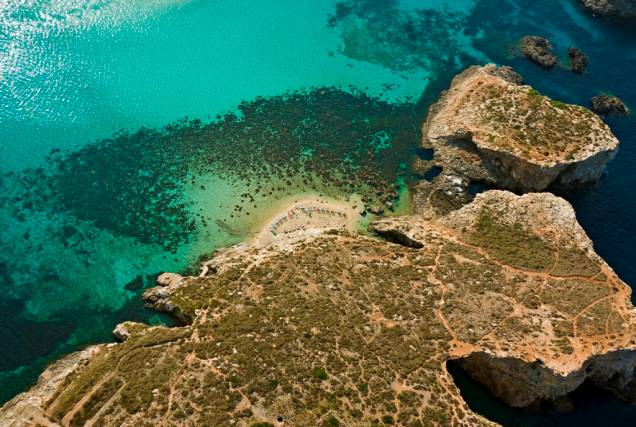 A pequena ilha de Comino é um popular passeio entre suas irmãs maiores, Malta e Gozo