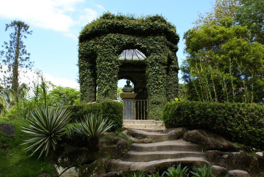 <strong>5. <a href="https://viajeaqui.abril.com.br/estabelecimentos/br-rj-rio-de-janeiro-atracao-jardim-botanico/fotos" rel="Jardim Botânico" target="_blank">Jardim Botânico</a></strong>            O Frei Leandro, o primeiro diretor do Jardim Botânico do Rio de Janeiro aproveitou a terra retirada para a construção do lago e pediu para erguer o cômoro, que leva seu nome. Lá existe uma mesa de granito onde D. Pedro I e D. Pedro II faziam refeições quando visitavam o local.