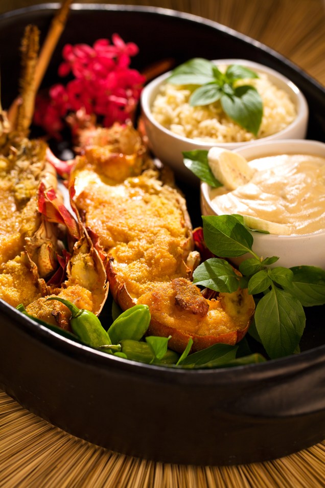 O chef Iran Cavalcante, do restaurante Companhia da Lagosta, criou a receita Lagosta Al Concha y Toro (R$ 61 com desconto), com influências da culinária europeia. O prato acompanha arroz aromatizado com manjericão e purê de banana.<strong>Onde:</strong> Praia de Barreiras do Boqueirão, 107, Japaratinga – Tel. (82) 3297-1271<strong>Horário de funcionamento: </strong>segunda a domingo, das 10h às 22h O chef Iran Cavalcante, do restaurante Companhia da Lagosta, criou a receita Lagosta Al Concha y Toro (R$ 61 com desconto), com influências da culinária europeia. O prato acompanha arroz aromatizado com manjericão e purê de banana.<strong>Onde:</strong> Praia de Barreiras do Boqueirão, 107, Japaratinga – Tel. (82) 3297-1271<strong>Horário de funcionamento: </strong>segunda a domingo, das 10h às 22h