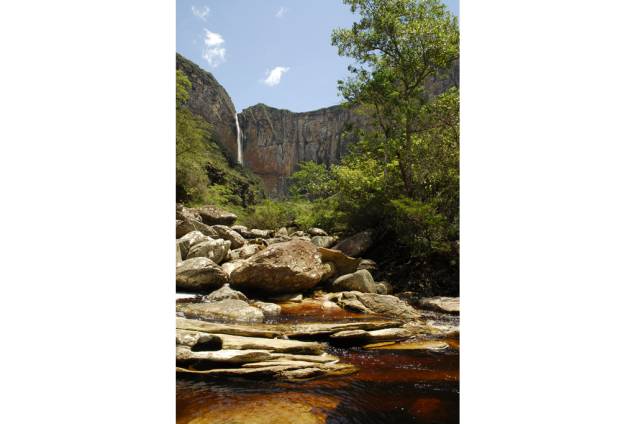 Com 273 m, a Cachoeira do Tabuleiro é a terceira maior do Brasil e fica no distrito de Itacolom, Conceição do Mato Dentro, Minas Gerais