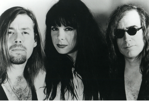 <strong>CONCRETE BLONDE & GENE LOVES JEZEBEL</strong><br />      <br />      A banda californiana Concrete Blonde (foto) virá ao Brasil para uma série de quatro shows. Você certamente vai cantar os clássicos <em>Joey </em>e <em>Tomorrow, Wendy</em>. Junto com ela vem Gene Loves Jezebel, banda de rock londrina com ares góticos.            <strong>Onde e Quando: </strong>Porto Alegre (RS), dia 17 de maio, no Teatro do Bourbon Country. Curitiba (PR), dia 18, no Festival Lupaluna. São Paulo, dia 19 de maio, no HSBC Brasil. Rio de Janeiro, dia 20 de maio, na Fundição Progresso            <strong>Ingressos: </strong>Porto Alegre e São Paulo estão à venda no site <a href="https://www.ingressorapido.com.br/BuscaPrincipal.aspx?pesq=concrete" rel="Ingresso Rápido" target="_blank">Ingresso Rápido</a>. Em Curitiba os ingressos ainda não estão à venda e Rio de Janeiro é possível comprar no site da própria <a href="https://www.fundicaoprogresso.com.br/index.php?page=Internas.loja" rel="casa de shows" target="_blank">casa de shows</a> <strong>CONCRETE BLONDE & GENE LOVES JEZEBEL</strong><br />      <br />      A banda californiana Concrete Blonde (foto) virá ao Brasil para uma série de quatro shows. Você certamente vai cantar os clássicos <em>Joey </em>e <em>Tomorrow, Wendy</em>. Junto com ela vem Gene Loves Jezebel, banda de rock londrina com ares góticos.            <strong>Onde e Quando: </strong>Porto Alegre (RS), dia 17 de maio, no Teatro do Bourbon Country. Curitiba (PR), dia 18, no Festival Lupaluna. São Paulo, dia 19 de maio, no HSBC Brasil. Rio de Janeiro, dia 20 de maio, na Fundição Progresso            <strong>Ingressos: </strong>Porto Alegre e São Paulo estão à venda no site <a href="https://www.ingressorapido.com.br/BuscaPrincipal.aspx?pesq=concrete" rel="Ingresso Rápido" target="_blank">Ingresso Rápido</a>. Em Curitiba os ingressos ainda não estão à venda e Rio de Janeiro é possível comprar no site da própria <a href="https://www.fundicaoprogresso.com.br/index.php?page=Internas.loja" rel="casa de shows" target="_blank">casa de shows</a>