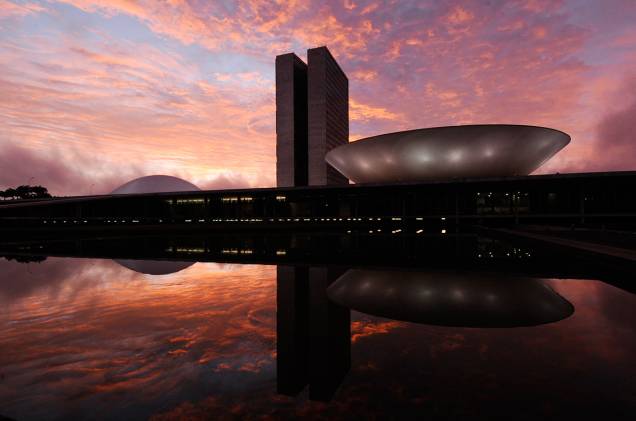 <a href="http://viajeaqui.abril.com.br/cidades/br-df-brasilia" target="_blank" rel="noopener"><strong>Brasília (DF) </strong></a> Diferente de qualquer cidade do Brasil, a capital do Distrito Federal merece ser conhecida pela sua arquitetura e urbanismo únicos. Preste atenção na maneira como a cidade flui e se organiza. Vá além do incrível conjunto de obras de Niemeyer e Lucio Costa e conheça também o Parque da Cidade, maior parque urbano do mundo <a href="http://www.booking.com/city/br/brasilia.pt-br.html?aid=332455&label=viagemabril-voltapelobrasil" target="_blank" rel="noopener"><em>Veja hotéis em Brasília no booking.com</em></a>