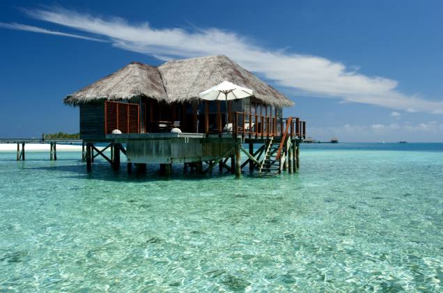 <strong><a href="http://www.booking.com/hotel/mv/conrad-maldives-rangali-island.pt-br.html?aid=332455&label=viagemabril-hoteisflutuantes" rel="Conrad Maldives Rangali Island" target="_blank">Conrad Maldives Rangali Island</a> – Ilha Rangali (Maldivas)</strong>Para os que estiverem em busca de uma experiência de luxo em termos de estadia, uma passagem pelas Maldivas é essencial. Ainda mais se for no Conrad Rangali, um resort espalhado por duas ilhas e que oferece bangalôs à beira da praia e também sobre a água.