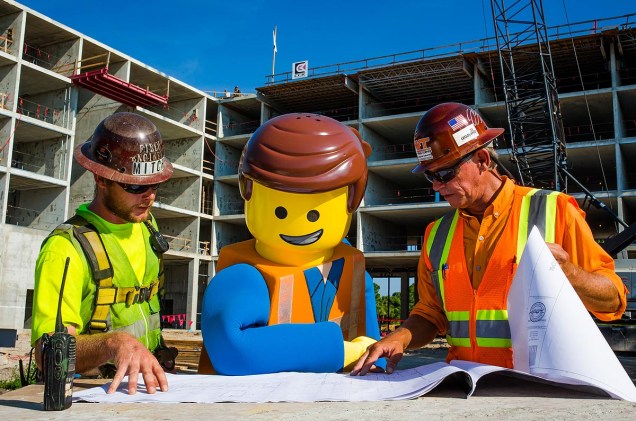 Boneco de Lego verifica o projeto de engenharia do Legoland Hotel, na Flórida