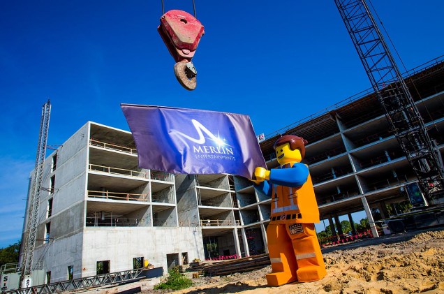 Boneco de Lego "participa" das obras do hotel de Lego no parque da Flórida
