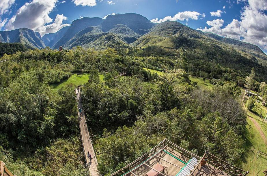 Há trilhas para os cânions da região, rapel na Cachoeira do Onça e passeios de quadriciclo