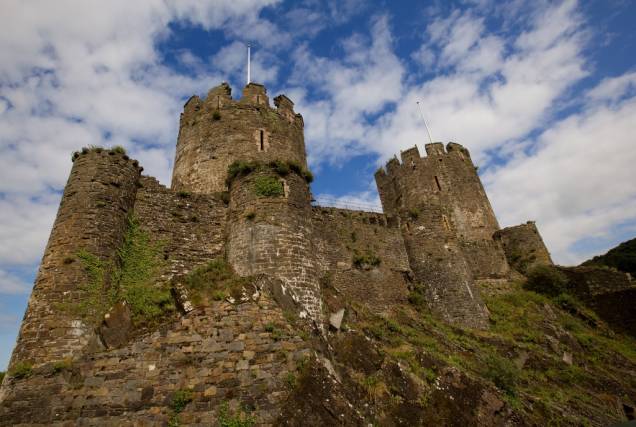 Construído sobre um promontório rochoso por Eduardo I, o Castelo de Conwy faz parte do esforço do monarca em garantir suas conquistas em Gales, no século 13. Juntamente com outros três castelos, incluindo Caernarforn, Conwy faz parte do patrimônio da humanidade