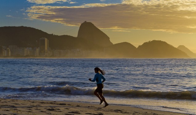 A <a href="https://viajeaqui.abril.com.br/estabelecimentos/br-rj-rio-de-janeiro-atracao-praia-de-copacabana" rel="praia de Copacabana" target="_blank">praia de Copacabana</a>, no <a href="https://viajeaqui.abril.com.br/cidades/br-rj-rio-de-janeiro" rel="Rio de Janeiro" target="_blank">Rio de Janeiro</a>, é um dos trechos de orla mais conhecidos de todo o planeta. Impossível visitar a Cidade Maravilhosa e não passear pelo calçadão de pedras portuguesas