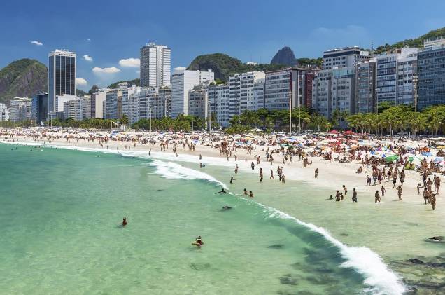 <a href="http://viajeaqui.abril.com.br/estabelecimentos/br-rj-rio-de-janeiro-atracao-praia-de-copacabana" rel="Praia de Copacabana " target="_blank"><strong>Praia de Copacabana </strong></a>                                                O mundo se encontra em Copa. Por lá os turistas e cariocas convivem em perfeita sintonia junto com os vendedores ambulantes. O calçadão mais famoso do Brasil e a estátua de Carlos Drummond de Andrade ficam na orla de Copacabana