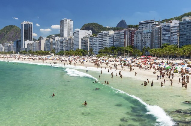 <a href="https://viajeaqui.abril.com.br/estabelecimentos/br-rj-rio-de-janeiro-atracao-praia-de-copacabana" rel="Praia de Copacabana " target="_blank"><strong>Praia de Copacabana </strong></a>                                                O mundo se encontra em Copa. Por lá os turistas e cariocas convivem em perfeita sintonia junto com os vendedores ambulantes. O calçadão mais famoso do Brasil e a estátua de Carlos Drummond de Andrade ficam na orla de Copacabana