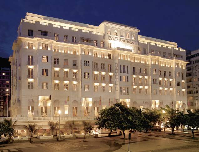 <strong>Copacabana Palace – Rio de Janeiro (RJ)</strong><br /> A festa de Réveillon do <a href="https://viajeaqui.abril.com.br/estabelecimentos/br-rj-rio-de-janeiro-hospedagem-copacabana-palace" rel="Copacabana Palace" target="_self">Copacabana Palace</a> será realizada nos salões Nobre, Golden e Frontais, a partir das 20 horas. O bufê trará pratos elaborados por Francesco Carli e inclui bebidas. Uma banda comanda a animação local enquanto não chega o momento mais esperado, o da queima de fogos na praia. Custa R$ 2300 + 10% de taxa de serviço por pessoa. Para quem preferir curtir a virada com menos agitação, há a opção da ceia nos restaurantes do hotel, a partir de R$ 1800 + taxa de serviço.<br /> <strong>Onde: </strong>Avenida Atlântica, 1702, Copacabana; <strong>tel.: </strong>(21) 2548-7070 <strong>Copacabana Palace – Rio de Janeiro (RJ)</strong><br /> A festa de Réveillon do <a href="https://viajeaqui.abril.com.br/estabelecimentos/br-rj-rio-de-janeiro-hospedagem-copacabana-palace" rel="Copacabana Palace" target="_self">Copacabana Palace</a> será realizada nos salões Nobre, Golden e Frontais, a partir das 20 horas. O bufê trará pratos elaborados por Francesco Carli e inclui bebidas. Uma banda comanda a animação local enquanto não chega o momento mais esperado, o da queima de fogos na praia. Custa R$ 2300 + 10% de taxa de serviço por pessoa. Para quem preferir curtir a virada com menos agitação, há a opção da ceia nos restaurantes do hotel, a partir de R$ 1800 + taxa de serviço.<br /> <strong>Onde: </strong>Avenida Atlântica, 1702, Copacabana; <strong>tel.: </strong>(21) 2548-7070