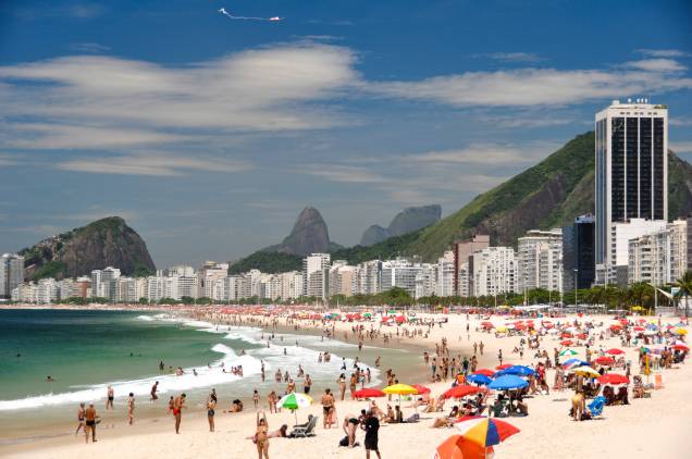 <strong><a href="http://viajeaqui.abril.com.br/estabelecimentos/br-rj-rio-de-janeiro-atracao-praia-de-copacabana" target="_blank">Copacabana</a> – <a href="http://viajeaqui.abril.com.br/cidades/br-rj-rio-de-janeiro" target="_blank">Rio de Janeiro (RJ)</a></strong>