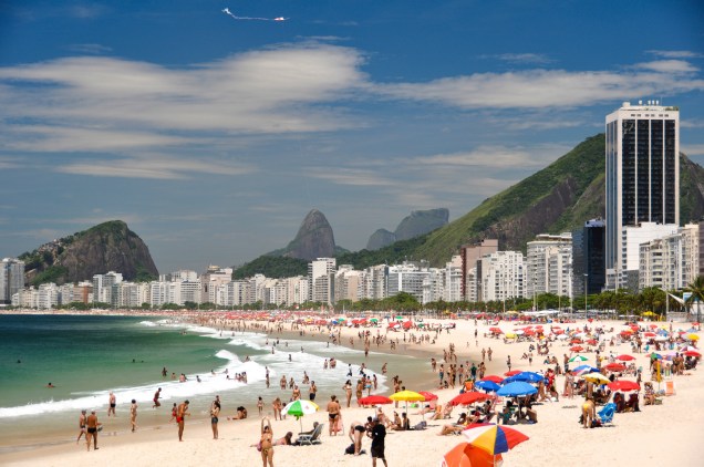<strong><a href="https://viajeaqui.abril.com.br/estabelecimentos/br-rj-rio-de-janeiro-atracao-praia-de-copacabana" target="_blank">Copacabana</a> – <a href="https://viajeaqui.abril.com.br/cidades/br-rj-rio-de-janeiro" target="_blank">Rio de Janeiro (RJ)</a></strong>