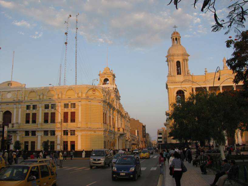 Praça central de Chiclayo, norte do Peru, com Palácio Municipal e Catedral