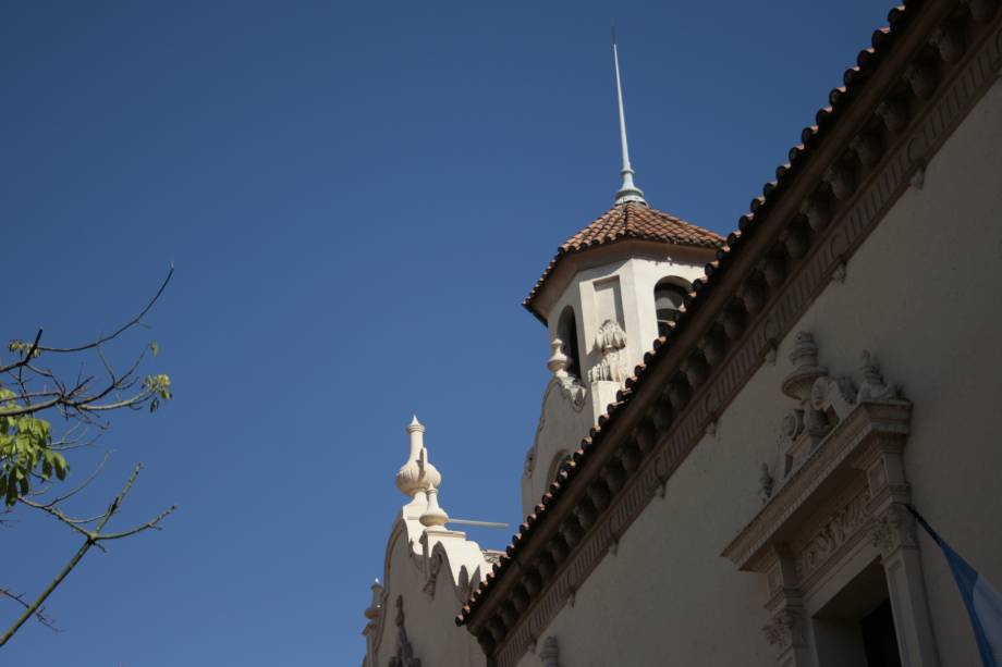 Pela cidade de Córdoba, é possível avistar uma universidade e diversas escolas, que compõem a atmosfera jovial em meio a um lugar que soubre preservar bem seu clima interiorano. Além disso, suas atrações incluem construções jesuísticas bem preservadas e uma natureza impactante