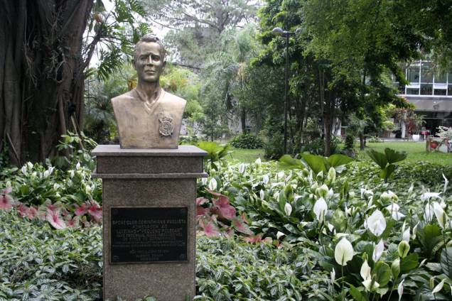 <strong>Luizinho</strong>, o "Pequeno Polegar", um dos grandes ídolos do <strong>Corinthians</strong> foi homenageado com um busto no Parque São Jorge <strong>Luizinho</strong>, o "Pequeno Polegar", um dos grandes ídolos do <strong>Corinthians</strong> foi homenageado com um busto no Parque São Jorge