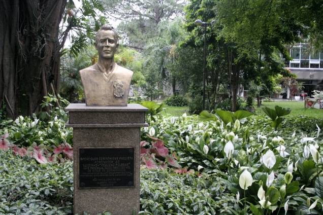 <strong>Luizinho</strong>, o "Pequeno Polegar", um dos grandes ídolos do <strong>Corinthians</strong> foi homenageado com um busto no Parque São Jorge