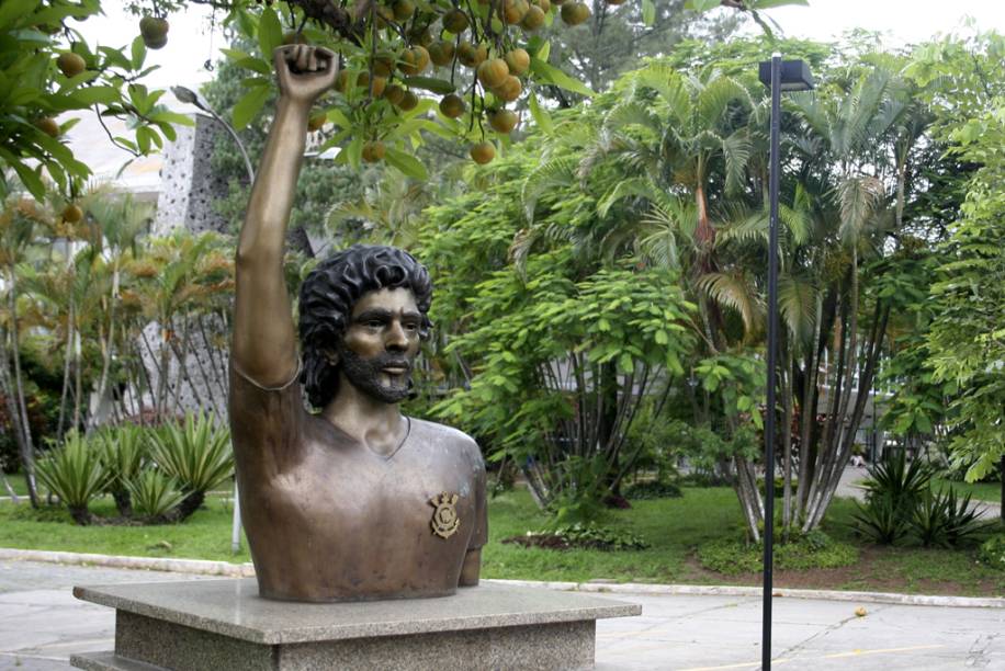 <strong>Sócrates</strong> era o líder da <strong>Democracia Corinthiana</strong> que começou em 1982. Naquela época, os jogadores, comissão técnica, diretoria e até o roupeiro discutiam abertamente o futuro do departamento de futebol do clube e decidiam tudo no voto. O <strong>Corinthians</strong> se apresentava com frases de cunho político nas camisetas como "Diretas já" ou "Dia 15 vote". Além do busto na Fazendinha (foto), o jogador também aparece no Memorial, em caricaturas e fotos <strong>Sócrates</strong> era o líder da <strong>Democracia Corinthiana</strong> que começou em 1982. Naquela época, os jogadores, comissão técnica, diretoria e até o roupeiro discutiam abertamente o futuro do departamento de futebol do clube e decidiam tudo no voto. O <strong>Corinthians</strong> se apresentava com frases de cunho político nas camisetas como "Diretas já" ou "Dia 15 vote". Além do busto na Fazendinha (foto), o jogador também aparece no Memorial, em caricaturas e fotos