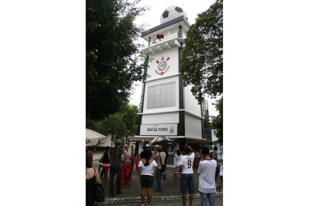 O <strong>Bar da Torre</strong>, na Fazendinha, era lugar onde Sócrates se reunia com os outros jogadores após os treinos do <strong>Corinthians</strong>. Eles falavam sobre a vida, sobre política e sobre futebol O <strong>Bar da Torre</strong>, na Fazendinha, era lugar onde Sócrates se reunia com os outros jogadores após os treinos do <strong>Corinthians</strong>. Eles falavam sobre a vida, sobre política e sobre futebol