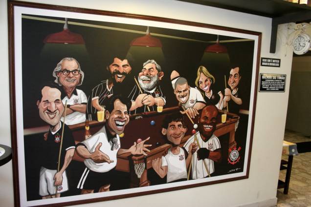 Caricaturas dos jogadores e celebridades que torcem para o Timão são encontradas no no bar Salve Jorge (foto) e no <strong>Memorial do Corinthians</strong>