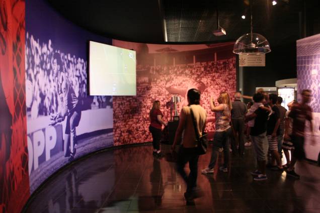 No<strong> Memorial do Corinthians</strong>, telões mostram as defesas, as jogadas e também os gols importantes do time. Os painéis têm fotos com momentos decisivos na história do clube No<strong> Memorial do Corinthians</strong>, telões mostram as defesas, as jogadas e também os gols importantes do time. Os painéis têm fotos com momentos decisivos na história do clube
