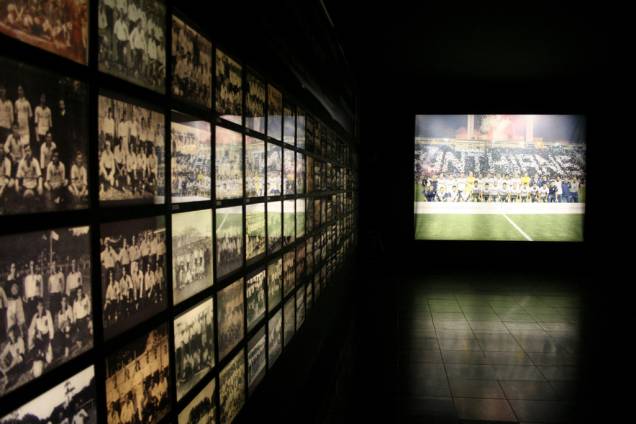 No <strong>Memorial do Corinthians</strong> um mural de fotos permite que os visitantes conheçam todas as equipes do clube. O time de 2012, campeão da Libertadores e do Mundial da Fifa aparece projetado na parede ao lado, em destaque No <strong>Memorial do Corinthians</strong> um mural de fotos permite que os visitantes conheçam todas as equipes do clube. O time de 2012, campeão da Libertadores e do Mundial da Fifa aparece projetado na parede ao lado, em destaque