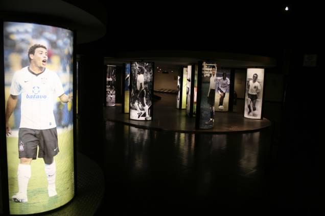 No Hall dos Ídolos os maiores craques da história do <strong>Corinthians</strong> foram homenageados com fotos em tamanho real. Ronaldo Fenômeno, Sócrates, Marcelinho Carioca, Neto e outros grandes jogadores que marcaram a história do clube estão representados No Hall dos Ídolos os maiores craques da história do <strong>Corinthians</strong> foram homenageados com fotos em tamanho real. Ronaldo Fenômeno, Sócrates, Marcelinho Carioca, Neto e outros grandes jogadores que marcaram a história do clube estão representados