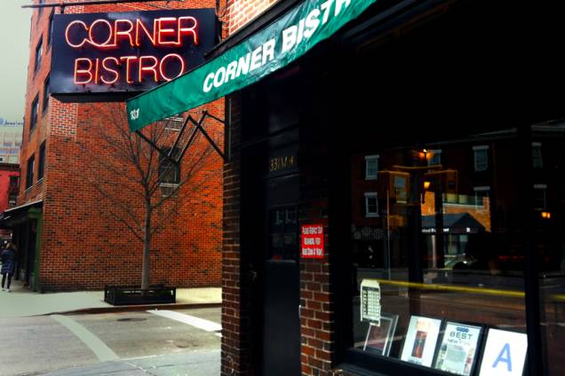 <a href="http://www.cornerbistrony.com/ " rel="Corner Bistro" target="_blank"><strong>Corner Bistro</strong></a>    Localizado numa tranquila esquina do West Village, na 4th Street, o restaurante que tem cara de pub é simples e barato. O menu oferece poucas opções e o atendimento não é um dos pontos fortes do local. Peça o Bistro Burger com um porção de batatas fritas.    <strong>Endereço: </strong><em>331, West 4th Street</em>