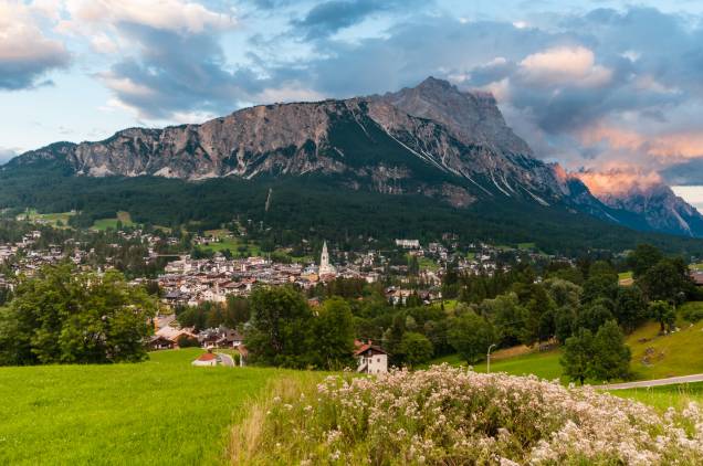 <strong>4. <a href="https://viajeaqui.abril.com.br/materias/cortina-dampezzo-belas-paisagens-para-esquiar-nos-alpes" rel="CORTINA" target="_blank">CORTINA</a> & <a href="https://viajeaqui.abril.com.br/cidades/italia-veneza" rel="VENEZA" target="_blank">VENEZA</a></strong> Nos Alpes italianos, <a href="https://viajeaqui.abril.com.br/materias/cortina-dampezzo-belas-paisagens-para-esquiar-nos-alpes" rel="Cortina dAmpezzo" target="_blank">Cortina dAmpezzo</a> (foto) faz parte das Dolomitas, uma bela cordilheira pontiaguda tombada pela Unesco. Conhecida pela ótima infra, além das belas paisagens, a cidade atrai turistas até no verão para a prática de trekking, mountain biking e escaladas. Este tour tem quatro noites em Cortina, no <a href="https://www.hoteleuropacortina.it/" rel="Europa" target="_blank">Europa</a>, e duas em <a href="https://viajeaqui.abril.com.br/cidades/italia-veneza" rel="Veneza" target="_blank">Veneza</a>, no <a href="https://www.royalsanmarcovenice.com/pt/" rel="Royal San Marco" target="_blank">Royal San Marco</a>. Como as cidades ficam a duas horas uma da outra, inclui carro alugado para a bela viagem. <strong>Quando: </strong>em agosto <strong>Quem leva:</strong> <a href="https://abreutur.com.br/Default.aspx" rel="Abreu" target="_blank">Abreu</a> <strong>Quanto:</strong> US$1 860 <strong>4. <a href="https://viajeaqui.abril.com.br/materias/cortina-dampezzo-belas-paisagens-para-esquiar-nos-alpes" rel="CORTINA" target="_blank">CORTINA</a> & <a href="https://viajeaqui.abril.com.br/cidades/italia-veneza" rel="VENEZA" target="_blank">VENEZA</a></strong> Nos Alpes italianos, <a href="https://viajeaqui.abril.com.br/materias/cortina-dampezzo-belas-paisagens-para-esquiar-nos-alpes" rel="Cortina dAmpezzo" target="_blank">Cortina dAmpezzo</a> (foto) faz parte das Dolomitas, uma bela cordilheira pontiaguda tombada pela Unesco. Conhecida pela ótima infra, além das belas paisagens, a cidade atrai turistas até no verão para a prática de trekking, mountain biking e escaladas. Este tour tem quatro noites em Cortina, no <a href="https://www.hoteleuropacortina.it/" rel="Europa" target="_blank">Europa</a>, e duas em <a href="https://viajeaqui.abril.com.br/cidades/italia-veneza" rel="Veneza" target="_blank">Veneza</a>, no <a href="https://www.royalsanmarcovenice.com/pt/" rel="Royal San Marco" target="_blank">Royal San Marco</a>. Como as cidades ficam a duas horas uma da outra, inclui carro alugado para a bela viagem. <strong>Quando: </strong>em agosto <strong>Quem leva:</strong> <a href="https://abreutur.com.br/Default.aspx" rel="Abreu" target="_blank">Abreu</a> <strong>Quanto:</strong> US$1 860
