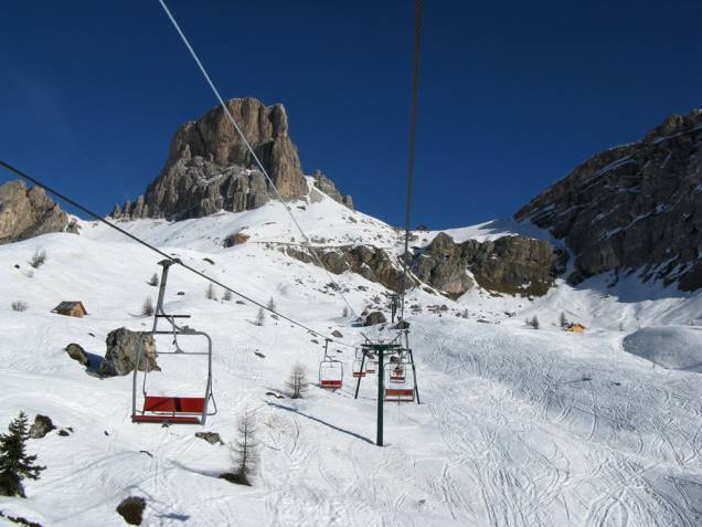 <strong><a href="http://viajeaqui.abril.com.br/cidades/italia-cortina-dampezzo" rel="Cortina dAmpezzo, Itália" target="_blank">Cortina dAmpezzo, Itália</a></strong><br />        Os picos e rochedos das Dolomitas, compacta coleção de maciços nos Alpes, tornam as áreas de esqui em Cortina as mais lindas do mundo. É o resort mais luxuoso da Itália, onde as pessoas estão mais interessadas em socializar do que em esquiar. Mas isso é bom, porque as decidas não são concorridas, pelo menos para o padrão europeu. Sim, é possível se hospedar e se alimentar sem gastar uma fortuna, mas as áreas de esqui são espalhadas e é necessário utilizar táxi para aproveitar o potencial da Cortina. Socrepes e Mietres são pistas ideais para crianças e iniciantes